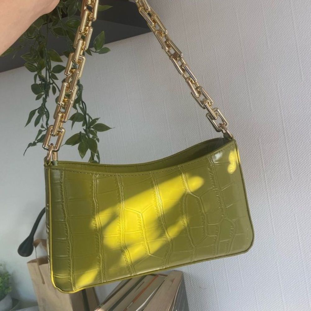 NWT green shoulder bag with gold straps - Picture 5 of 10